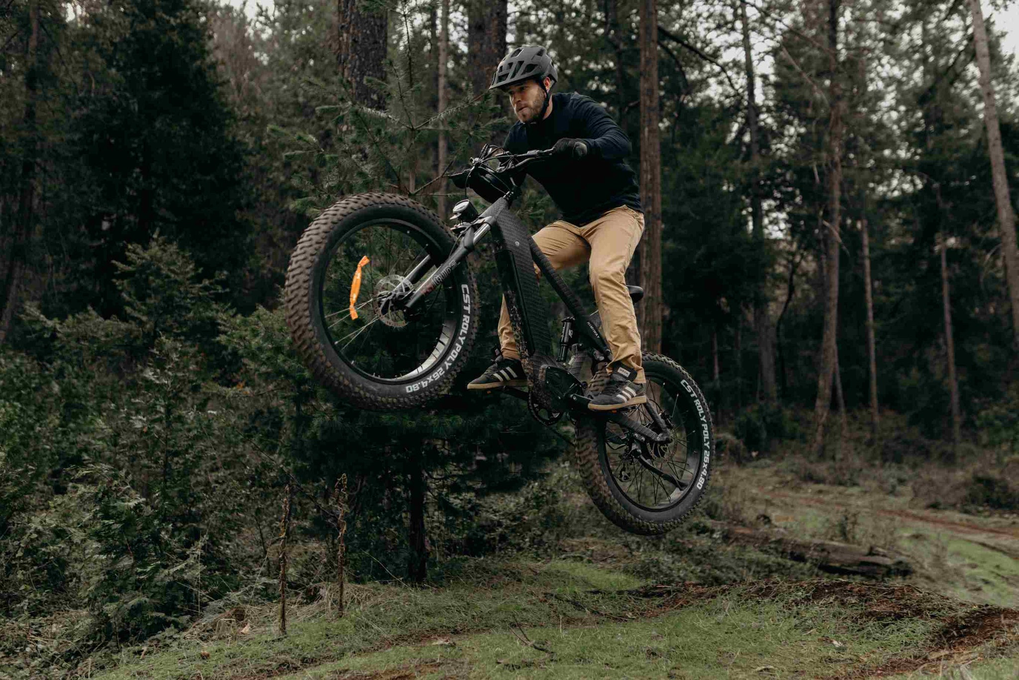 Meister der Trails: Entdecke die Geheimnisse einer aufrechten Körperhaltung beim Mountainbiken | Himiway