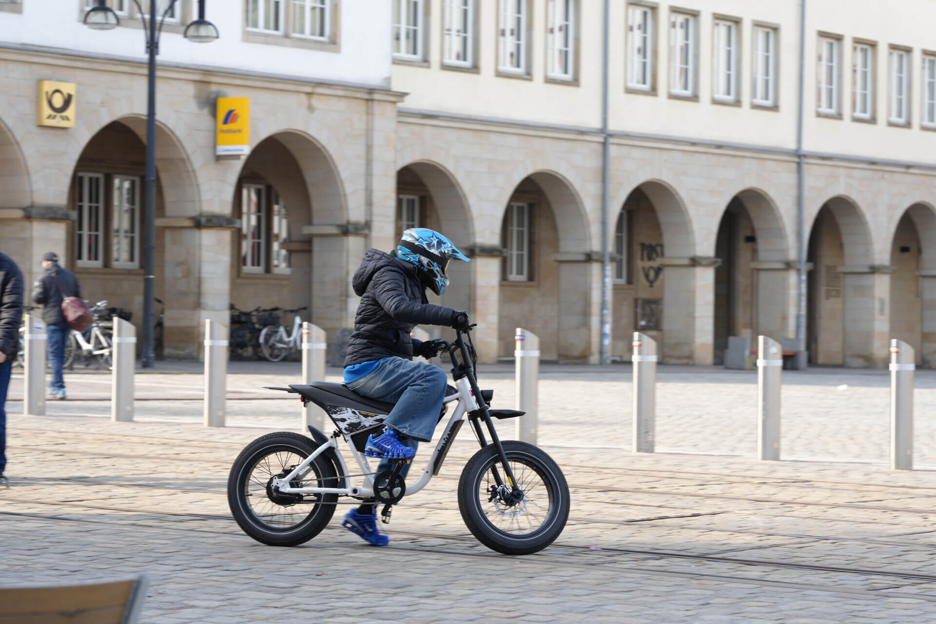 Premium e-bike in bromfietsstijl