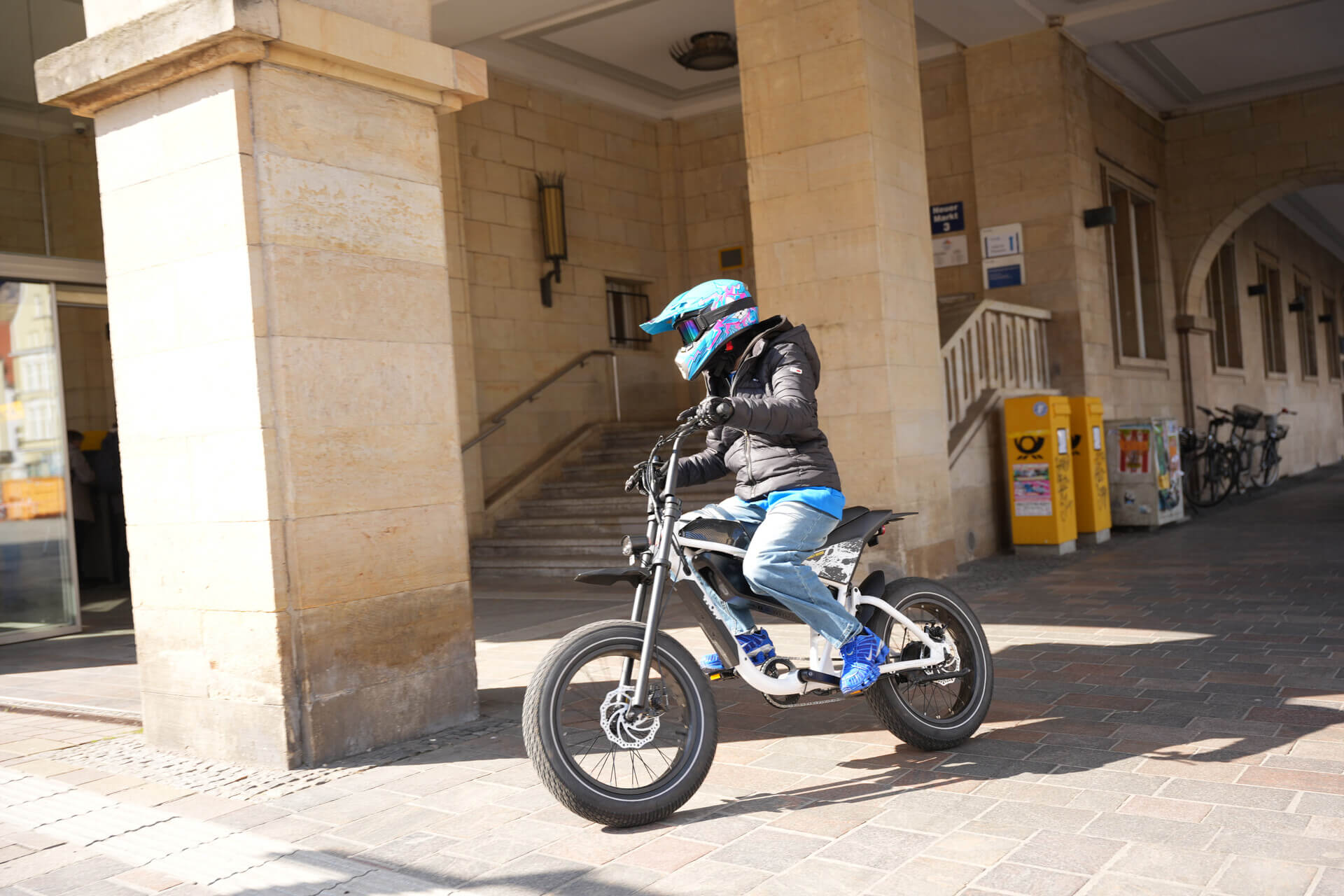Premium e-bike in bromfietsstijl