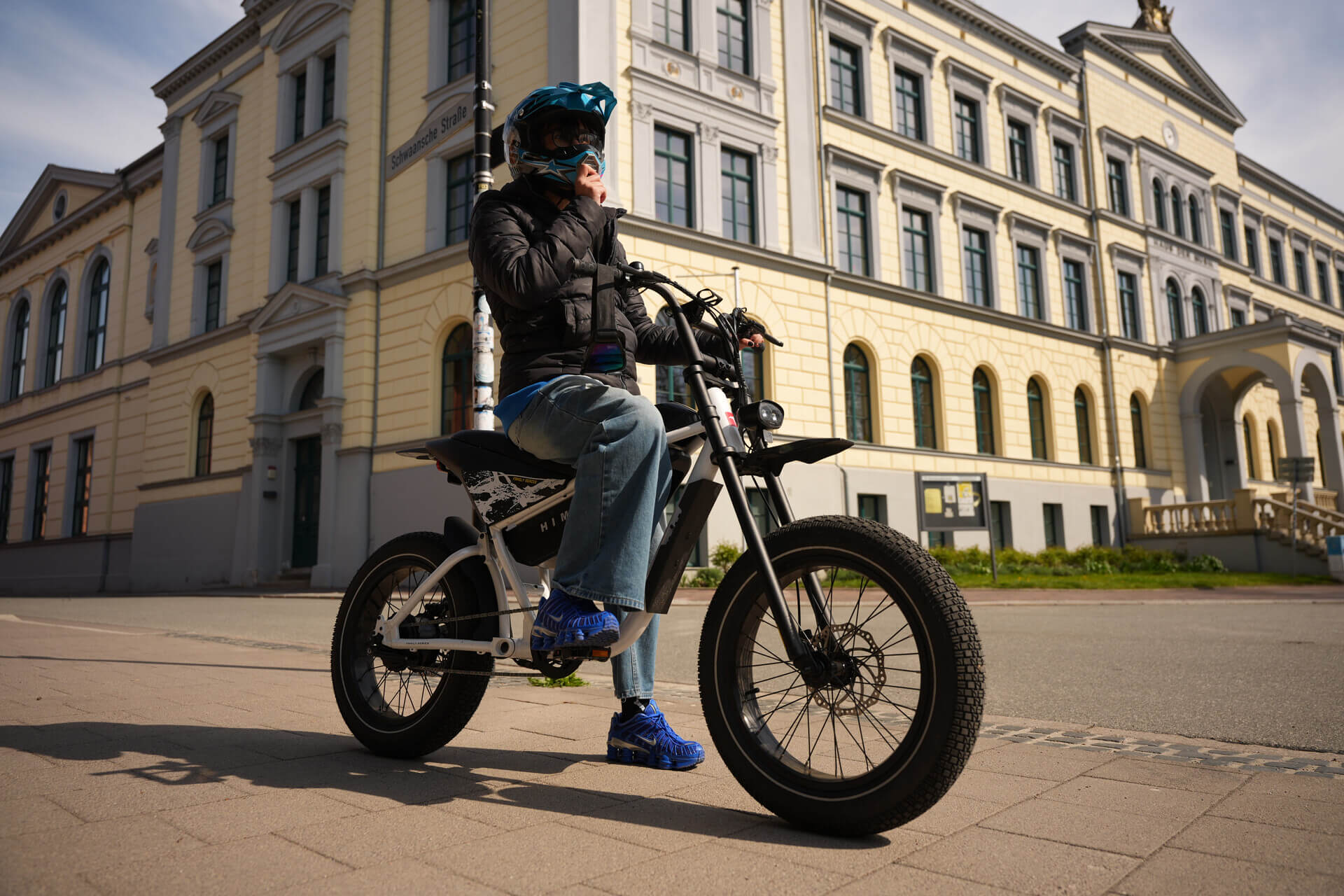Premium e-bike in bromfietsstijl