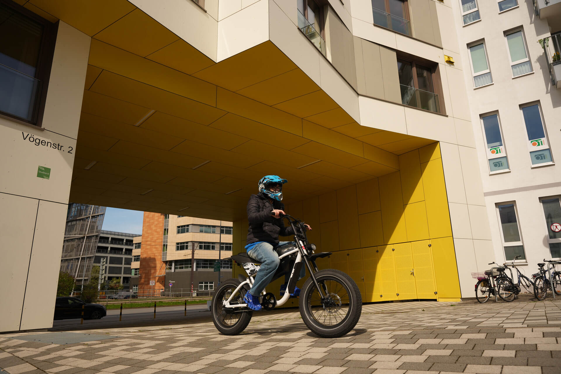 Premium e-bike in bromfietsstijl